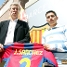 Jordi Snchez y Josep Cubells, en la entrada de las oficinas posando con la camiseta.