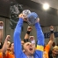El capitn David Barrufet levantando la copa de campeones.