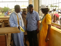 El ministre Lamine (al centre) durant la visita al XICS, acompanyat de part de l'equip educatiu del centre.
