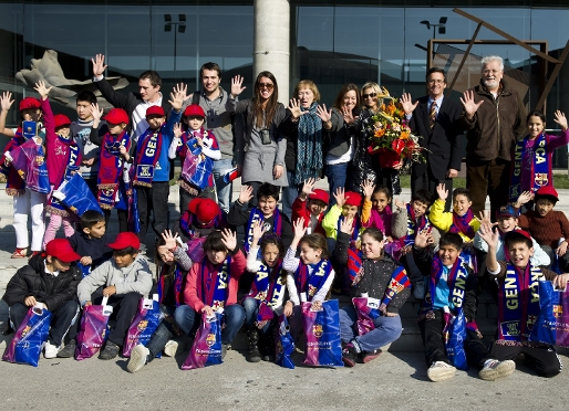 El grupo de alumnos de la escuela Josep Boada de Badalona. Foto: lex Caparrs - FCB.