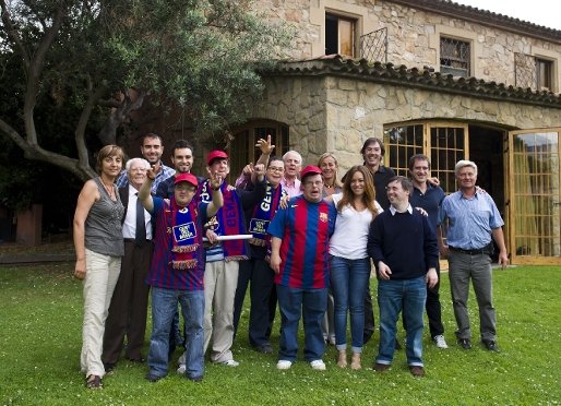 Els guanyadors de la porra, amb els exjugadors del FC Barcelona. Foto: lex Caparrs / FCB