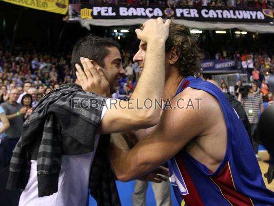Roger Grimau abrazndose con el ex azulgrana, Joan Carles Navarro.