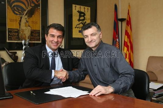 Joan Creus y Joan Laporta, despus de firmar el contrato.