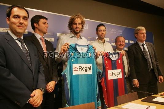 Roger Grimau y Juan Carlos Navarro con la nueva camiseta del Bara.