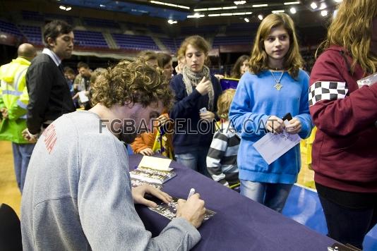 El capitn Roger Grimau firmando autgrafos. (Foto: lex Caparrs - FCB)