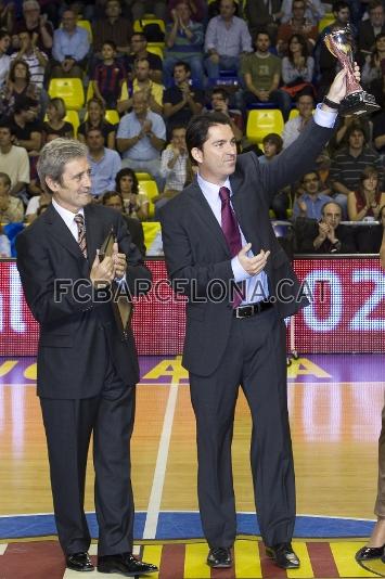Abans del partit, Xavi Pascual ha rebut el premi al millor entrenador de l'ACB de la temporada passada. (Foto: Álex Caparrós)