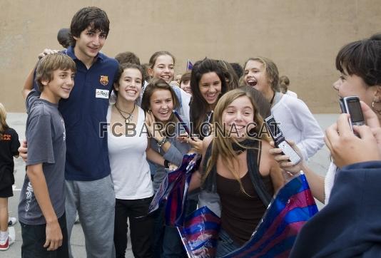 Ricky Rubio, con un grupo de fans suyos, poco antes de partir. (Foto: lex Caparrs - FCB)