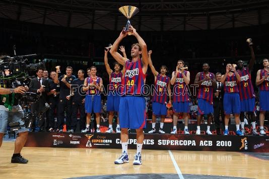 El capità Roger Grimau aixecant el títol de Supercopa ACB. Foto: arxiu FCB.