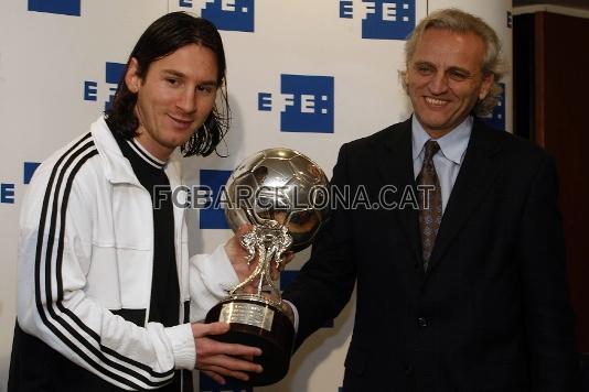Messi recibe el premio de manos de lex Grijelmo, presidente de la Agencia EFE.