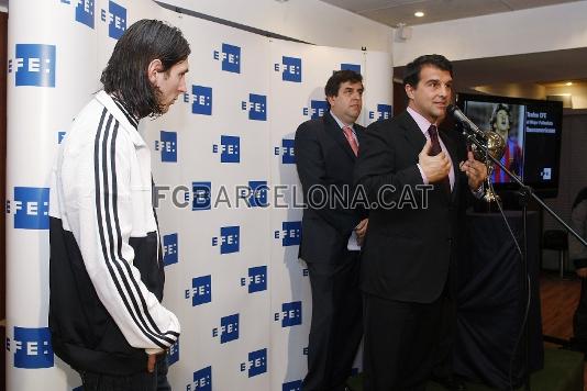Messi escucha el discurso del presidente Joan Laporta.