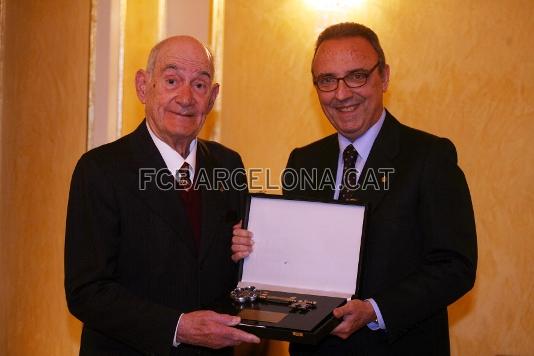El club la Clau, tertulia presidida por el ex presidente del Bara Joan Gaspart, le hace entrega de la condecoracin a Ramallets.
