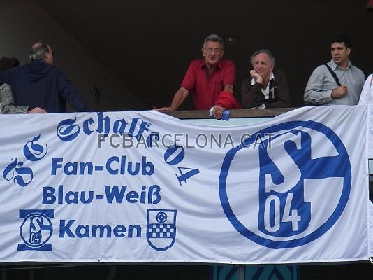La zona se ha llenado de banderas del Schalke.