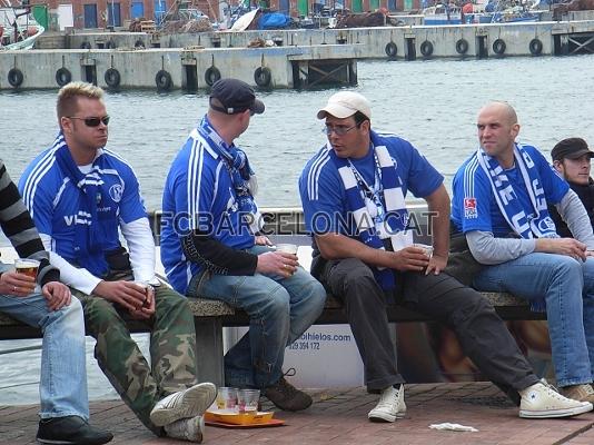 Unos aficionados del Schalke sentados en el Port Vell.