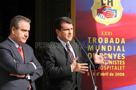 El presidente Joan Laporta y el alcalde de Hospitalet, Celestino Corbacho, durante sus parlamentos en el Palauet Can Boixeres.