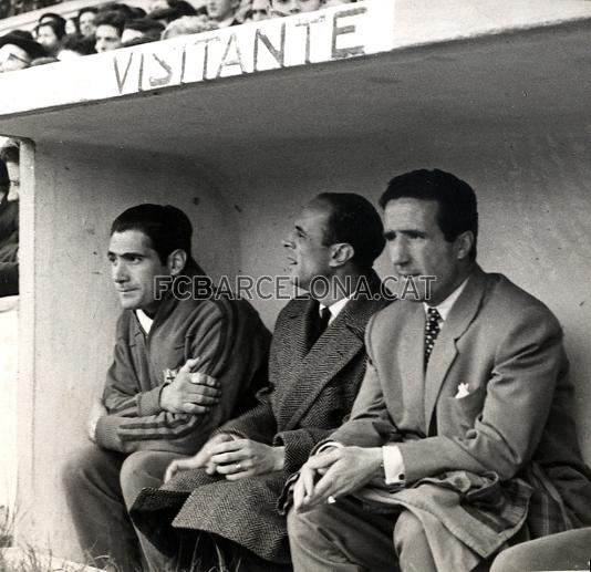 De izquierda a derecha, Ramallets, un directivo de la poca y Helenio Herrera, sentados en un banquillo visitante.