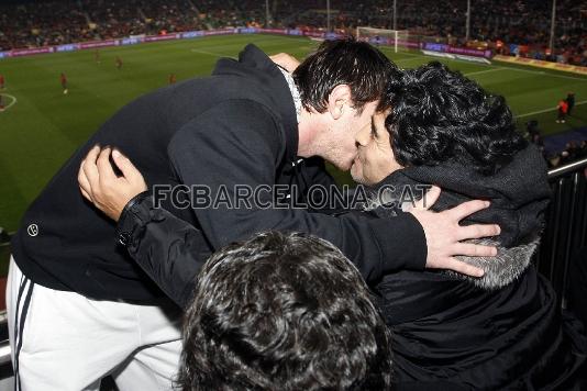 Messi y Maradona, respectivos jugador y seleccionador de la seleccin argentina, se saludan.