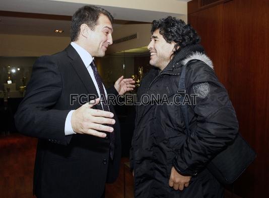 El argentino habla con el presidente del Bara, Joan Laporta.
