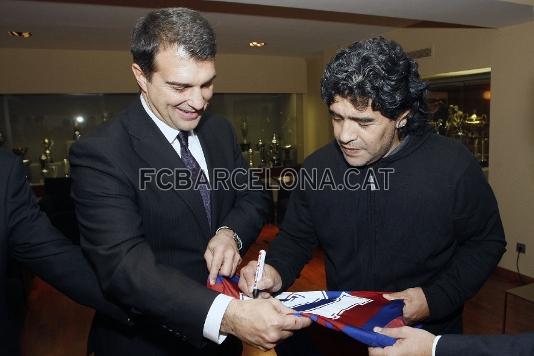 Maradona, firmando la camiseta del Bara.