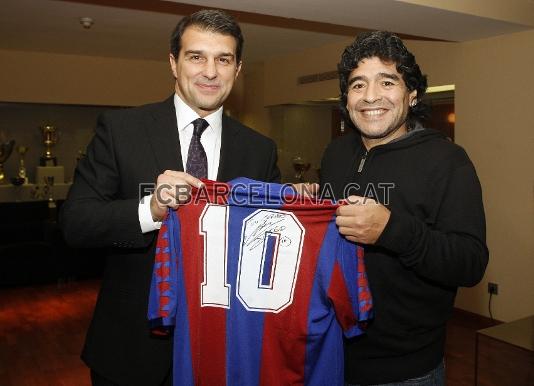 Maradona llevaba el '10' en el Bara.