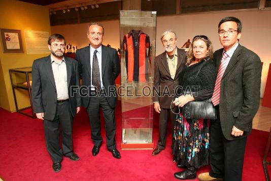 Carles Santacana, director del centro de documentacin del club, el vicepresidente Alfons Godall, Jordi Penas, director del Museu, y dos familiares de Pepe Rodrguez, con la camiseta.