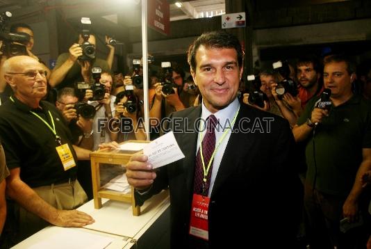El president barcelonista, abans de dipositar el seu vot.