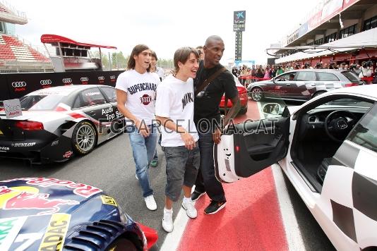 Abidal, Martn Cceres i Bojan, a punt d'agafar un dels cotxes Audi.