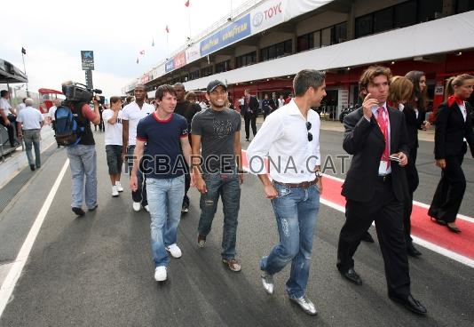 Sylvinho, Messi y Alves en el Circuit de Catalunya.