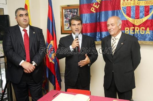 El president Laporta, envoltat per l'alcalde (esquerra) i el president de la Penya (a la dreta).