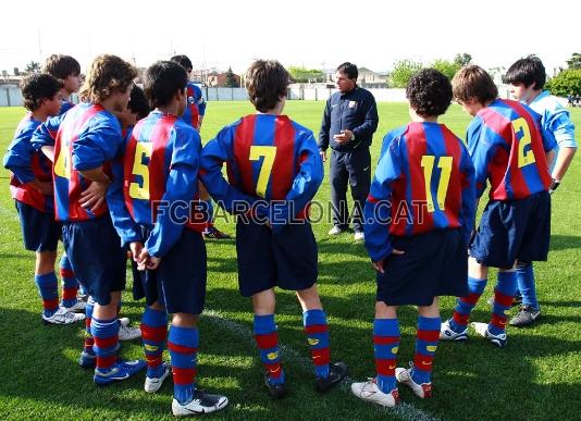 Un equip del FCB Jniors Lujn escoltant les ordres de l'entrenador.
