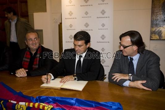 En la imatge, l'alcalde de Vic, Josep Maria Vila d'Abadal, el president Joan Laporta i el vicepresident Alfons Godall. (Foto: lex Caparrs - FCB)