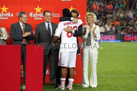 Ronaldinho, homenajeado en el Gamper (25/8/2010).