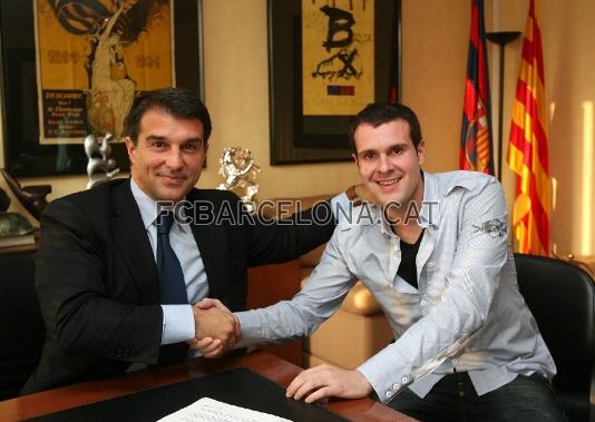 El presidente del FC Barcelona Joan Laporta y el portero Albert Jorquera estrechan sus manos.