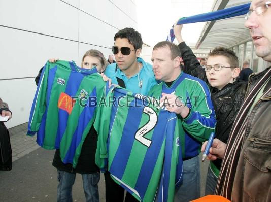 Deco poses with Scottish fans.