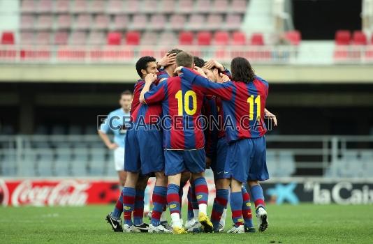 L'equip celebrant un dels gols que ha donat la victria davant el Vilanova.