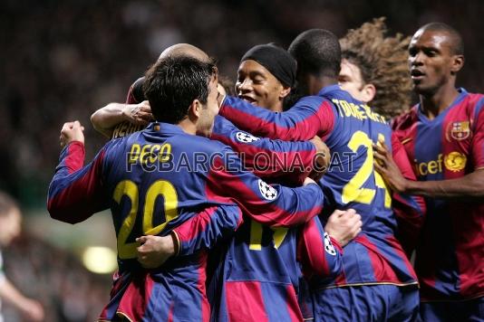 El equipo celebra el primer gol de Messi.