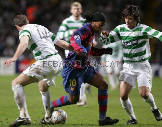 Ronaldinho, con dos defensas.