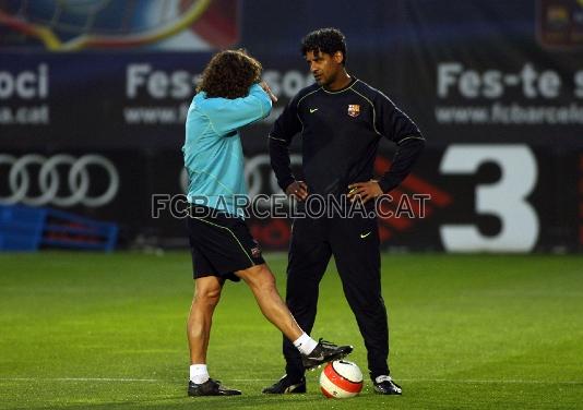 El capitn Carles Puyol hablando con Rijkaard.