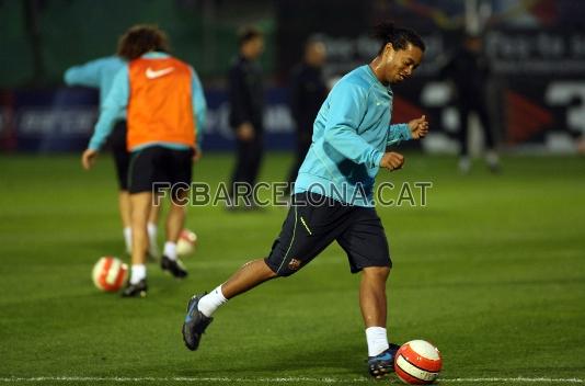 Ronaldinho xutant una pilota.