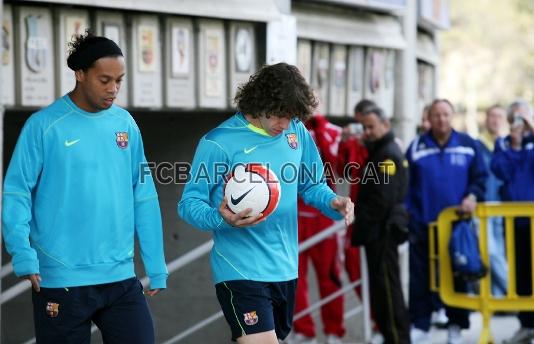Puyol y Ronaldinho, en el momento de saltar al csped del campo de La Masia.
