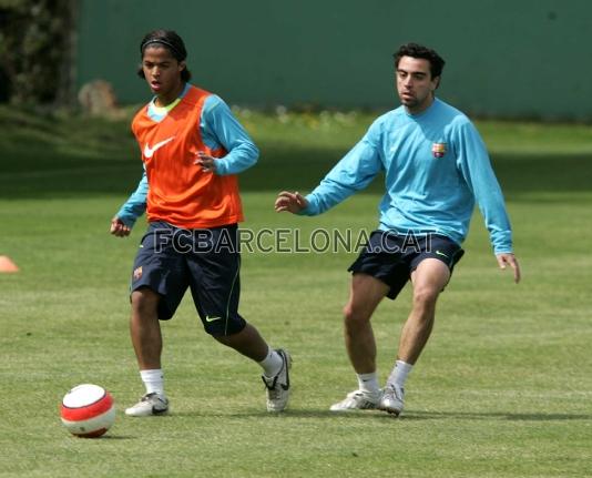 Xavi y Giovani, en un momento del partido disputado en el entrenamiento azulgrana.