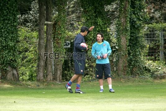 Rijkaard y Messi, hablando.