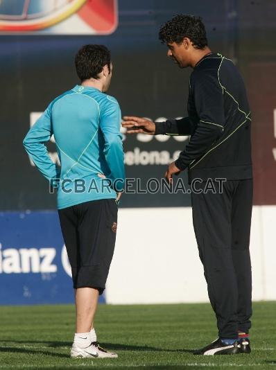 Rijkaard conversa con Iniesta.