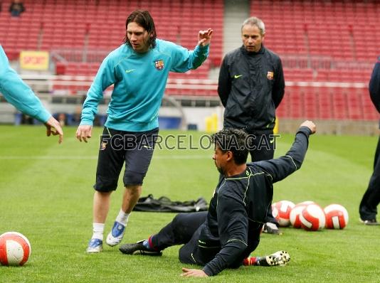 Rijkaard intenta sacara el baln a Messi.