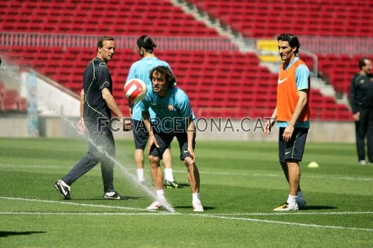 Ezquerro y Zambrotta, en el csped del Camp Nou.