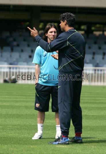 Messi y Rijkaard conversan.