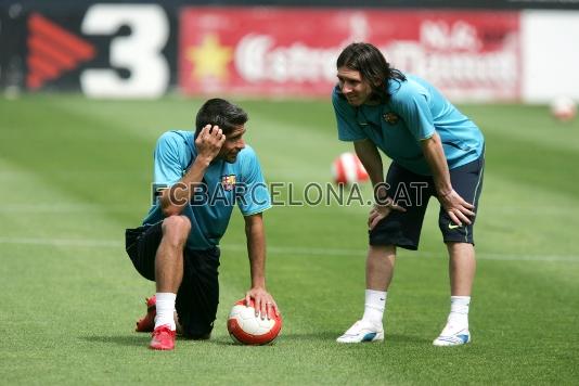Messi hablando con Sylvinho.