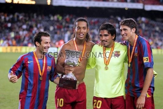 Aqu celebra la Supercopa de Espaa de la temporada 2005/06 junto con Giuly, Ronaldinho y Deco.