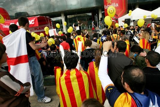 Numeroros aficionados de Catalunya, en las horas previas del partido.