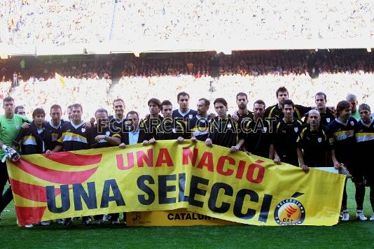Los jugadores de Catalunya, con una pancarta a favor de las selecciones catalanas.