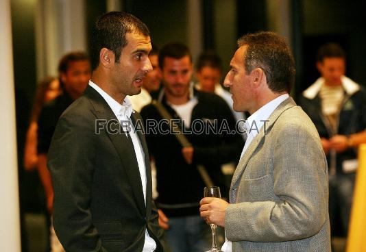 Josep Guardiola con el secretario técnico, Txiki Begiristain.